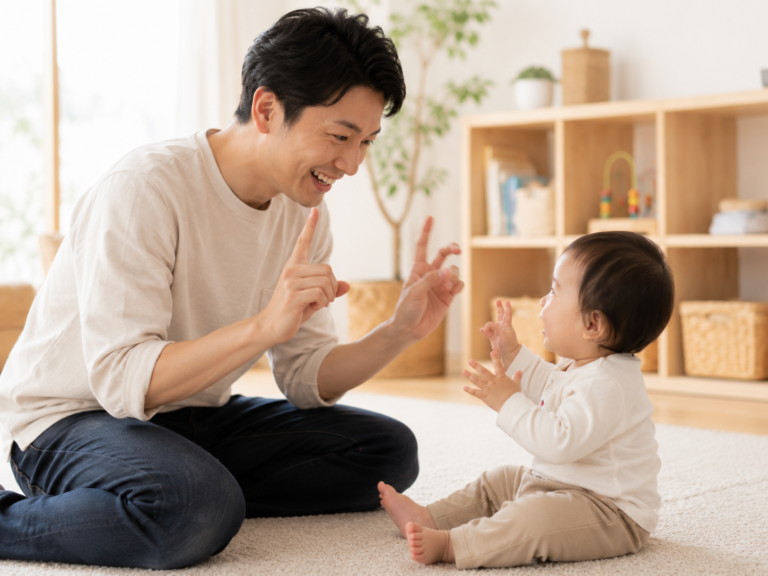 ベビーサインで手ぶりを見せ合う父親と赤ちゃん