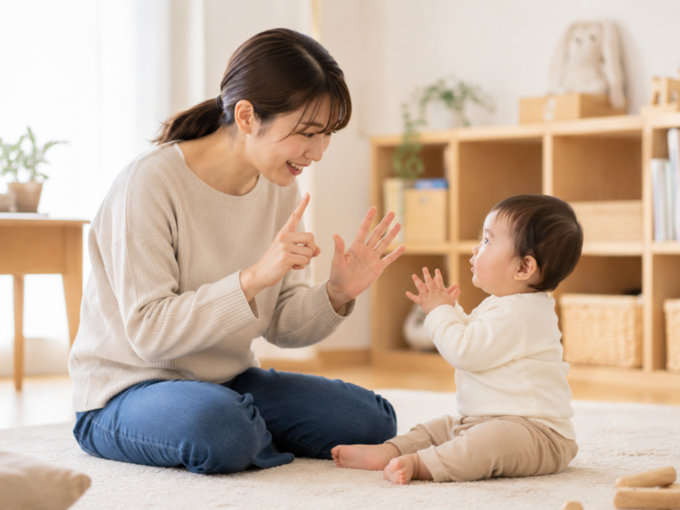 ベビーサインを見せる母親と赤ちゃん